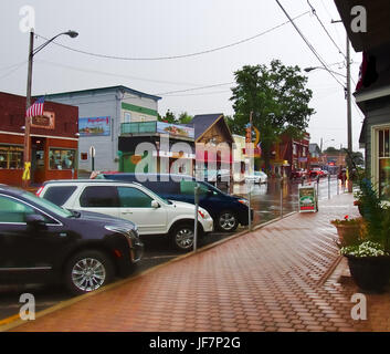 Alessandria Bay, New York, Stati Uniti d'America. Giugno 27, 2017. Versando pioggia nel villaggio di Alexandria Bay, New York, un centro turistico sulle rive del Saint Lawre Foto Stock