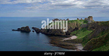 Castello di Dunnottar, rovinato fortezza medievale vicino a Stonehaven a picco sul mare lungo la costa del Mare del Nord, Aberdeenshire, Scotland, Regno Unito Foto Stock