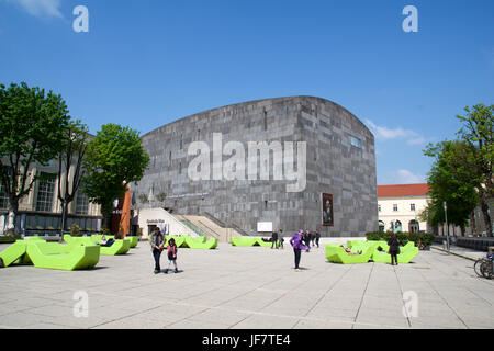 VIENNA, Austria - Aprile 29th, 2017: Mumok Museum Moderne Kunst - Museo di Arte Moderna di il Museumquartier con giovani agghiaccianti sulle panchine di fronte. Fondata nel 2001 Foto Stock