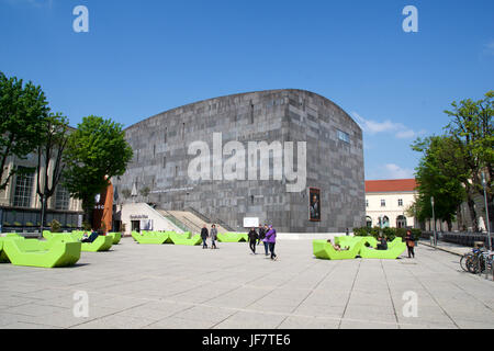 VIENNA, Austria - Aprile 29th, 2017: Mumok Museum Moderne Kunst - Museo di Arte Moderna di il Museumquartier con giovani agghiaccianti sulle panchine di fronte. Fondata nel 2001 Foto Stock