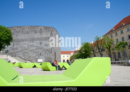 VIENNA, Austria - Aprile 29th, 2017: Mumok Museum Moderne Kunst - Museo di Arte Moderna di il Museumquartier con giovani agghiaccianti sulle panchine di fronte. Fondata nel 2001 Foto Stock