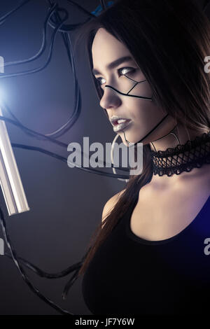 Profilo di bella faccia ragazza robot nello stile cyberpunk con fili Foto Stock