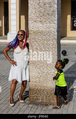 Un cubano di madre e figlia in Plaza Vieja in Havana Vecchia - Havana, Cuba Foto Stock