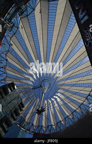 Impressioni da il Sony Center di Potsdamer Platz a Berlino dal 1 giugno 2017, Germania Foto Stock