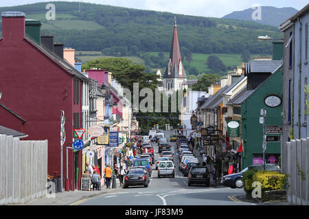 Henry Street nella città di Kenmare, nella contea di Kerry, Irlanda. Santa Croce La chiesa cattolica può essere visto in lontananza. Foto Stock