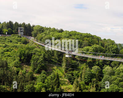 Ponte sospeso alla diga Rappbode nella catena montuosa di Harz, Sassonia-Anhalt, Germania, Europa Foto Stock