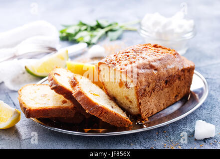 Della keks con il limone sulla piastra e su una tavola Foto Stock