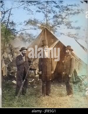 Il presidente Abraham Lincoln, fiancheggiata da guerra civile funzionari, in piedi al di fuori di una tenda, 1863. Immagine cortesia archivi nazionali. Nota: l'immagine è stato colorizzato digitalmente usando un processo moderno. I colori possono non essere periodo-precisa. Foto Stock