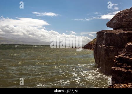 Bellissimo paesaggio marino raffigurante il Galles del Nord caratteristiche costiere, (Moel Wnion, Foel Ganol, Cefn Maen Amor, Conway Penisola) sulla giornata d'estate con i cieli blu. Foto Stock