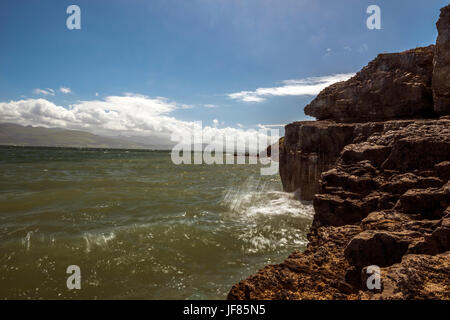 Bellissimo paesaggio marino raffigurante il Galles del Nord caratteristiche costiere, (Moel Wnion, Foel Ganol, Cefn Maen Amor, Conway Penisola) sulla giornata d'estate con i cieli blu. Foto Stock