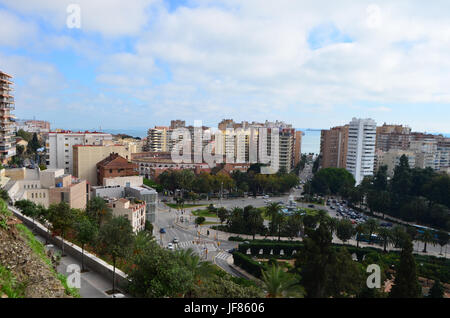 Plaza de Toros de la Malagueta e il panorama della città vista dal monte Gibralfaro in Málaga, Spagna Foto Stock