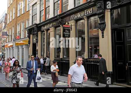 Imprenditori e imprenditrici camminare vicino a padiglione fine pub di Watling Street a pranzo nella città di Londra EC4 Inghilterra UK KATHY DEWITT Foto Stock