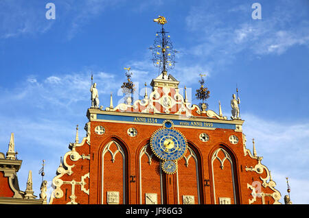 Dettagli di orologio astronomico in casa dei punti neri nel centro storico della città di Riga, Lettonia. Famosa attrazione Lettone Foto Stock