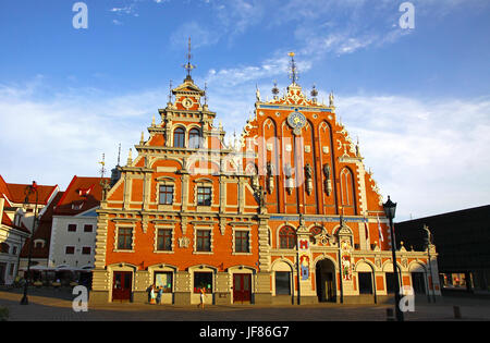 Casa delle Teste Nere situata sulla piazza del municipio nel centro storico della città di Riga, Lettonia. Famosa attrazione Lettone Foto Stock