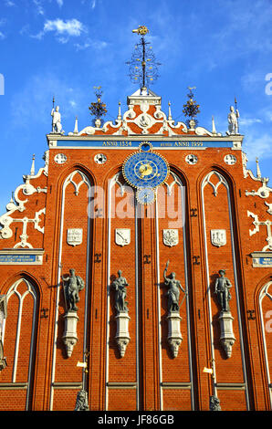 Dettagli della Casa delle Teste Nere situata sulla piazza del municipio nel centro storico della città di Riga, Lettonia. Famosa attrazione Lettone Foto Stock