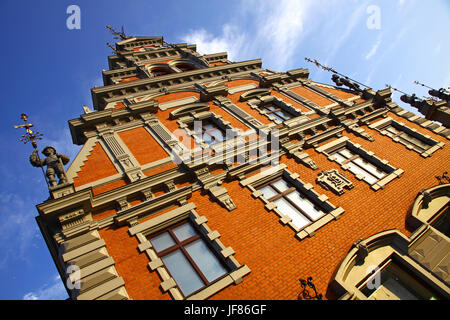 Casa delle Teste Nere situata sulla piazza del municipio nel centro storico della città di Riga, Lettonia. Famosa attrazione Lettone Foto Stock