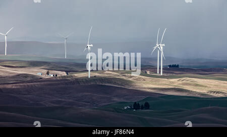 Le turbine eoliche su terreni agricoli della Palouse in Eastern Washington. Foto Stock
