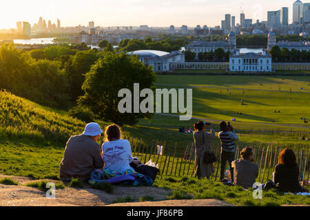 La gente sulla cima della collina di Greenwich Park, guardando il tramonto e scattare foto. Ogni anno milioni di londinesi e turisti visitano Greenwich Foto Stock