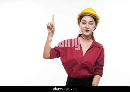 Donna asiatica ingegnere in maglietta rossa e gialla cappuccio di sicurezza sopra di puntamento chiudendo gli occhi. Persone gesticolando in business e concetto enginerring Foto Stock