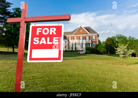 In vendita segno di fronte a grandi USA home Foto Stock