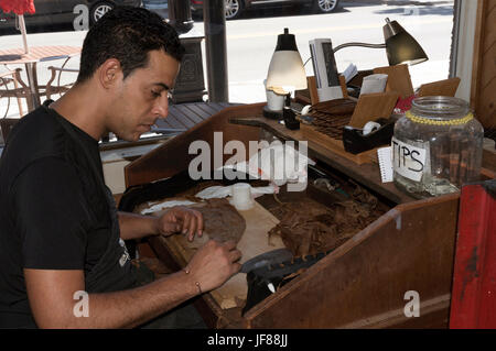 Lavoratore di sesso maschile artigianale di un sigaro premium dai migliori foglie in Ybor City Tampa Florida USA. Circa 2017 Foto Stock