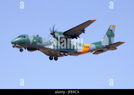 Forza aerea brasiliana CASA C-105 Amazonas (C-295) [6550] finali sulla pista 31. Nuovissima macchina che è stato sul display a Paris Airshow di pochi giorni prima Foto Stock