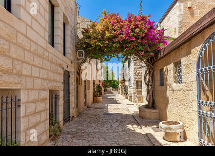 Stretta strada di ciottoli tra le case di pietra a Yemin Moshe intorno a Gerusalemme, Israele. Foto Stock