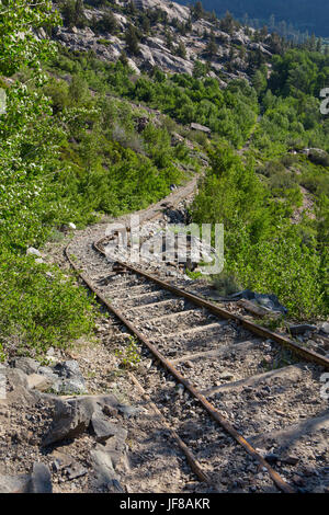 Southern California Edison (SCE) Agnew/Gem lago sistema tracciafile situato all'interno di Rush Creek area di drenaggio a sud-ovest del Lago di argento sul lago giugno loop. Foto Stock