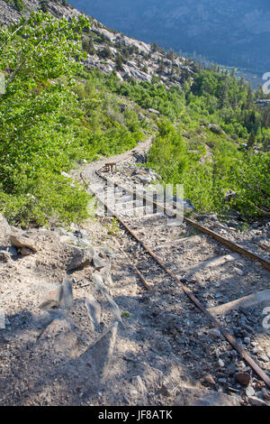 Southern California Edison (SCE) Agnew/Gem lago sistema tracciafile situato all'interno di Rush Creek area di drenaggio a sud-ovest del Lago di argento sul lago giugno loop. Foto Stock