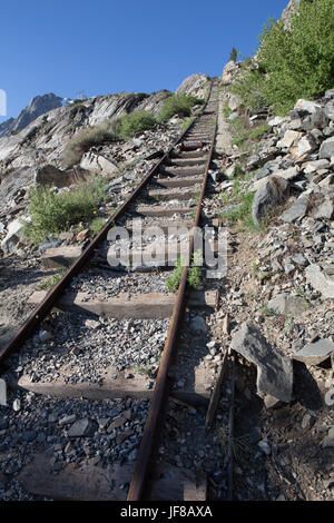 Southern California Edison (SCE) Agnew/Gem lago sistema tracciafile situato all'interno di Rush Creek area di drenaggio a sud-ovest del Lago di argento sul lago giugno loop. Foto Stock