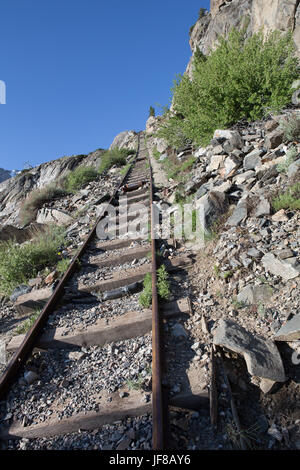 Southern California Edison (SCE) Agnew/Gem lago sistema tracciafile situato all'interno di Rush Creek area di drenaggio a sud-ovest del Lago di argento sul lago giugno loop. Foto Stock