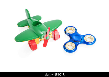 Bambini aeroplano giocattolo con un propulsore in prossimità del filatore gingillo isolati su sfondo bianco Foto Stock