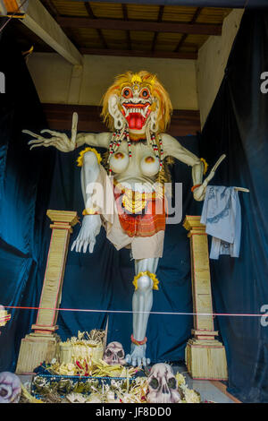 BALI, Indonesia - 08 Marzo 2017: Impressionante fatto a mano struttura, Ogoh-ogoh statua costruita per la parata Ngrupuk, che avviene su anche del Nyepi Foto Stock