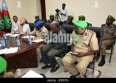 Mohamed Hassan Fiqi, deliberando a sud-ovest del presidente di stato (non in foto) un incontro con una delegazione guidata dall'AMISOM polizia Brig. Gen. Annad Pillay (non nell'immagine) in Baidoa,Somalia il 13, Giugno 2017. AMISOM foto Foto Stock