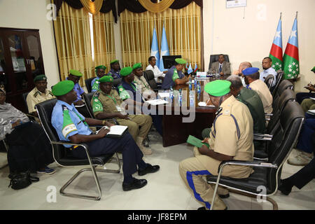 Mohamed Hassan Fiqi, deliberando a sud-ovest del presidente di stato un incontro con una delegazione guidata dall'AMISOM polizia Brig. Gen. Annad Pillay in Baidoa,Somalia il 13, Giugno 2017. AMISOM foto Foto Stock