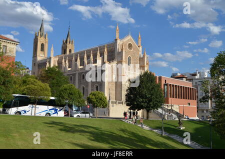 Vista sulla strada della chiesa romana di San Jeronimo el Real a Madrid, Spagna Foto Stock