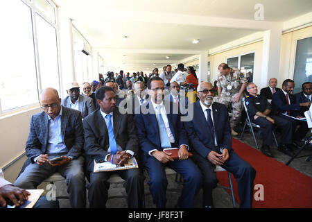 Funzionari di somali Governo Federale, Unione europea, diplomatici e gli ospiti possono partecipare a una cerimonia per la Giornata dell'Europa a Mogadiscio il 09 maggio 2017. AMISOM foto / Omar Abdisalan Foto Stock