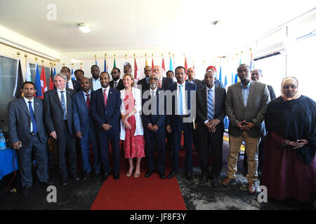 Funzionari di somali Governo Federale, Unione europea, diplomatici e gli ospiti posano per una foto di gruppo durante una cerimonia per la Giornata dell'Europa a Mogadiscio il 09 maggio 2017. AMISOM foto / Omar Abdisalan Foto Stock