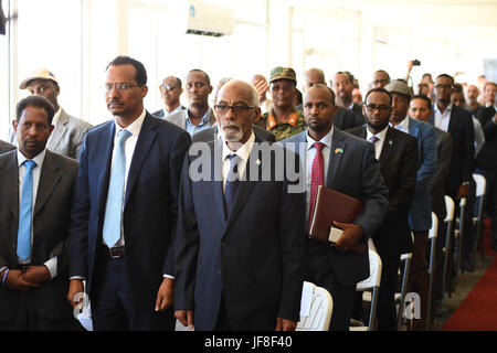Da funzionari federali somale governo guidato dal relatore del Parlamento Federale Mohamed Sheikh Osman Jawari assistere ad una cerimonia per la Giornata dell'Europa a Mogadiscio il 09 maggio 2017. AMISOM foto / Omar Abdisalan Foto Stock