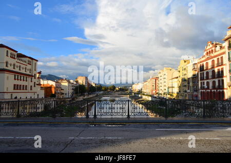 Vista del ponte sul fiume Guadalmedina in Malaga, Spagna Foto Stock