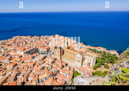 I tetti del centro storico, Cefalù, in provincia di Palermo, Sicilia, Italia Foto Stock