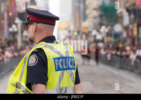 Toronto, Canada - 25 giugno 2017: vista posteriore di una polizia officier sulla strada prima di Toronto pride parade Foto Stock