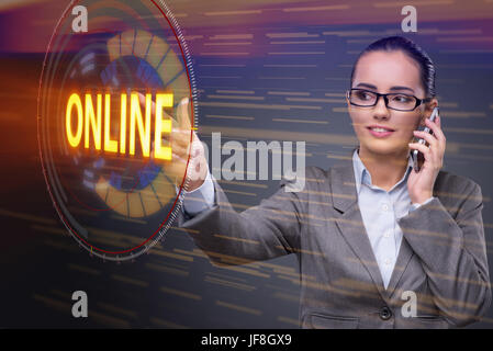 Imprenditrice premendo il tasto virtuale on-line Foto Stock