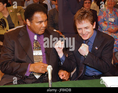 Muhammad Ali e Michael J. Fox clown per le telecamere prima della loro testimonianza davanti al Senato degli Stati Uniti di stanziamenti sottocommissione per la manodopera e HHS sul morbo di Parkinson al Campidoglio di Washington il 22 maggio 2002. Sia il sig. Fox e la Champ raccomandato per un aumento dei finanziamenti per il National Institutes of Health (NIH) per il morbo di Parkinson ricerca. Credito: Ron Sachs / CNP /MediaPunch Foto Stock