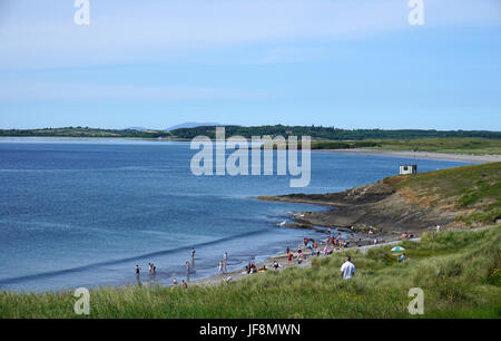 I villeggianti i bagnanti la gente sulla spiaggia e nel mare di Rosses Point nella Contea di Sligo Irlanda Wild modo atlantico Foto Stock