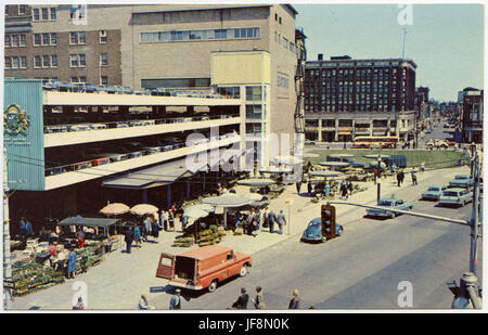 Il mercato centrale di Market Square, Hamilton, Ontario, è un vivace luogo di ritrovo per agricoltori e amanti dello shopping. Il mercato è stato una parte importante del commercio locale e della vita comunitaria, catturato qui in un momento storico. Foto Stock