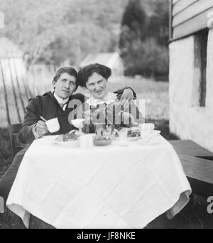 Ritratto di coppia dal 1920 al 1930 circa, un'immagine senza tempo dalla Norvegia con Olai Fauske e il suo compagno in uno stile ritrattistico tradizionale Foto Stock