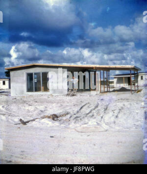 Una nuova casa in costruzione a Coconut Grove, Florida, che mostra lo sviluppo architettonico del quartiere all'inizio del XX secolo. Foto Stock