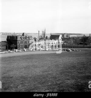 Una vista panoramica storica da Citadel Hill, guardando a sud-est verso l'incrocio di Brunswick, catturando il paesaggio urbano di Halifax, nuova Scozia, con uno sfondo storico. Foto Stock