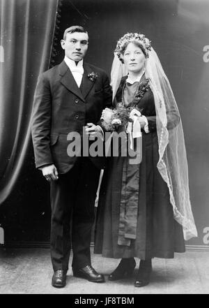 Una fotografia vintage di Simon e Sanna Masdal, una coppia sposata norvegese nel 1920, che cattura un momento dal loro matrimonio a Sunnfjord, Norvegia Foto Stock